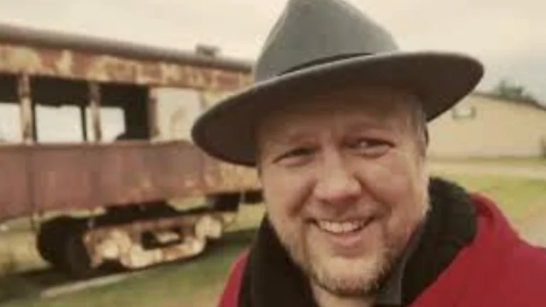 Exploring an Old Train and Singing a Jimmie Rodgers Song in Spooner, Wisconsin [VLOG]